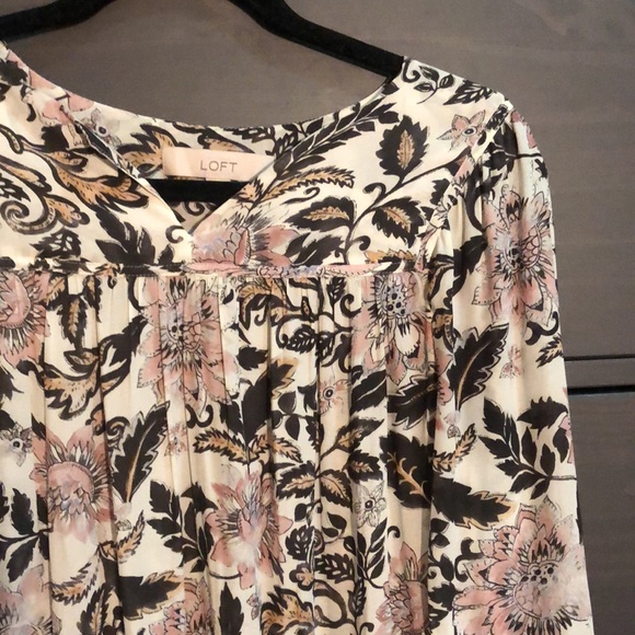 💐🌹🌷Muted/distressed floral LOFT blouse size XS - Picture 3 of 15